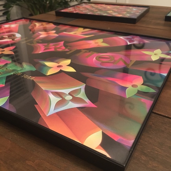 Louis Vuitton logo bag in free frame - Picture 3 of 5